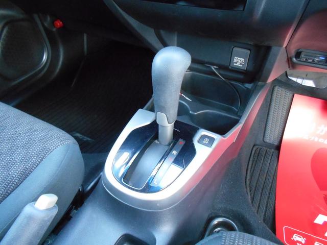 フィット １３Ｇ・Ｌパッケージ　アイドリングストップ　ギャザズインターナビ　Ｂｌｕｅｔｏｏｔｈ　バックカメラ　ＥＴＣ　スマートキー＆プッシュスタート　ステアリングリモコン　ＬＥＤヘッドライト　ＬＥＤフォグライト（6枚目）