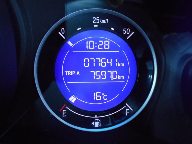 フィット １３Ｇ・Ｌパッケージ　アイドリングストップ　ギャザズインターナビ　Ｂｌｕｅｔｏｏｔｈ　バックカメラ　ＥＴＣ　スマートキー＆プッシュスタート　ステアリングリモコン　ＬＥＤヘッドライト　ＬＥＤフォグライト（9枚目）