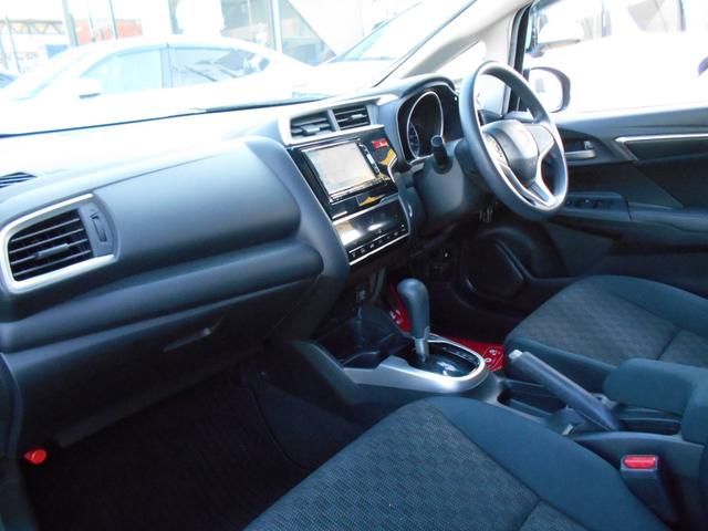 フィット １３Ｇ・Ｌパッケージ　アイドリングストップ　ギャザズインターナビ　Ｂｌｕｅｔｏｏｔｈ　バックカメラ　ＥＴＣ　スマートキー＆プッシュスタート　ステアリングリモコン　ＬＥＤヘッドライト　ＬＥＤフォグライト（18枚目）