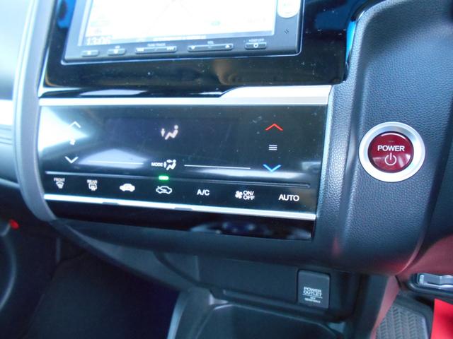 フィットハイブリッド Ｌパッケージ　アイドリングストップ　ギャザズインターナビ　Ｂｌｕｅｔｏｏｔｈ　バックカメラ　ＥＴＣ　前後２カメラドライブレコーダー　スマートキー　クルーズコントロール　ステアリングリモコン　ＬＥＤヘッドライト（4枚目）