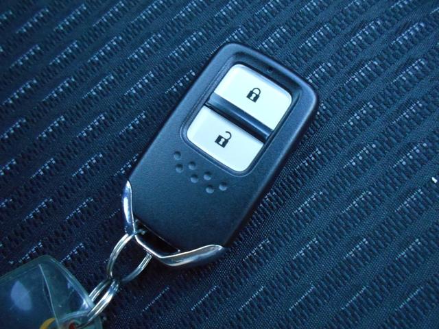 フィットハイブリッド Ｌパッケージ　アイドリングストップ　ギャザズインターナビ　Ｂｌｕｅｔｏｏｔｈ　バックカメラ　ＥＴＣ　前後２カメラドライブレコーダー　スマートキー　クルーズコントロール　ステアリングリモコン　ＬＥＤヘッドライト（5枚目）