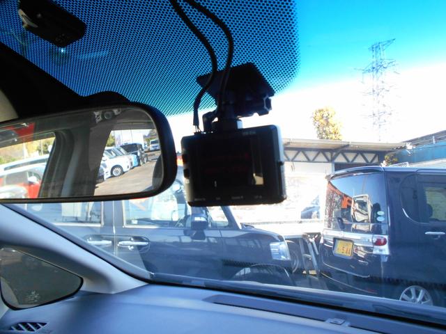 フィットハイブリッド Ｌパッケージ　アイドリングストップ　ギャザズインターナビ　Ｂｌｕｅｔｏｏｔｈ　バックカメラ　ＥＴＣ　前後２カメラドライブレコーダー　スマートキー　クルーズコントロール　ステアリングリモコン　ＬＥＤヘッドライト（8枚目）