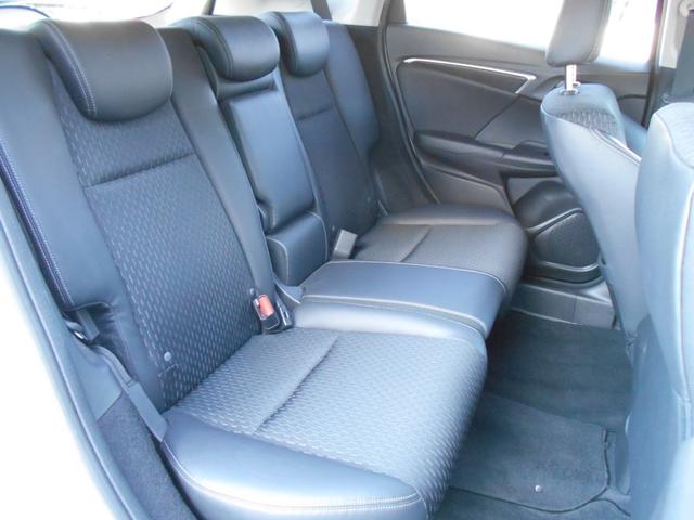 フィットハイブリッド Ｌパッケージ　アイドリングストップ　ギャザズインターナビ　Ｂｌｕｅｔｏｏｔｈ　バックカメラ　ＥＴＣ　前後２カメラドライブレコーダー　スマートキー　クルーズコントロール　ステアリングリモコン　ＬＥＤヘッドライト（18枚目）