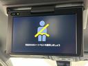 後席モニター付!長時間の移動の際、後ろに乗った人も退屈することなく過ごせます!