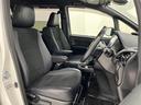 前席はセパレートタイプ!運転席と助手席にはアームレスト付!ホールド感のあるシート形状で、体をしっかりとサポートしてくれます!