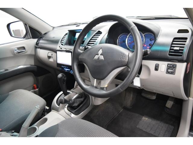 トライトン ベースグレード Bluetooth フルセグナビ バックカメラ キーレス MTタイヤ 4WD ヒッチメンバー オートエアコン 社外アルミホイール(15枚目)