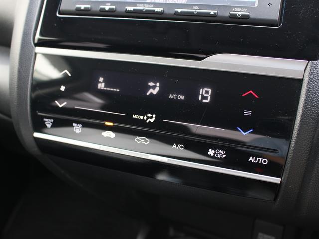 フィット １３Ｇ・Ｆパッケージ　雹被害車　ワンオーナー　あんしんパッケージ　衝突軽減ブレーキ　純正ナビ　ワンセグＴＶ　バックカメラ　ＥＴＣ　アイドリングストップ　ヘッドライトレベライザー　ウインカーミラー　オートリトラミラー（12枚目）