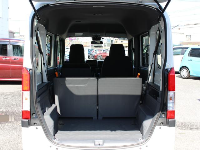 大口なテールゲートは活用の幅を広げてくれます！幅広、低い床面で大きな荷物の出し入れが簡単になります！日々のショッピング、レジャー等、生活を一段上のものにしてくれます！