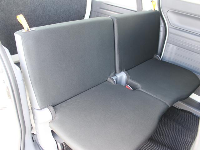 簡単に収納、展開できる２列目シート！最大４名まで乗車可能です♪