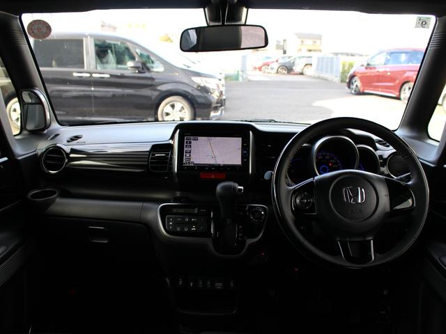 シンプルで機能的なインパネ周りで操作もしやすいです♪