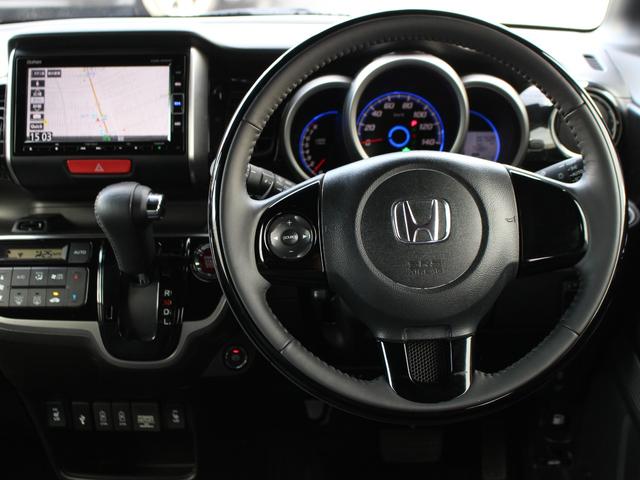 とても握りやすいステアリング！運転手の気持ちがそのまま伝わるかのような反応をしてくれます！！小物入れや各ボタンの配置にこだわり、とても使いやすいです！視認性も良いのでロングドライブもお任せ下さい！