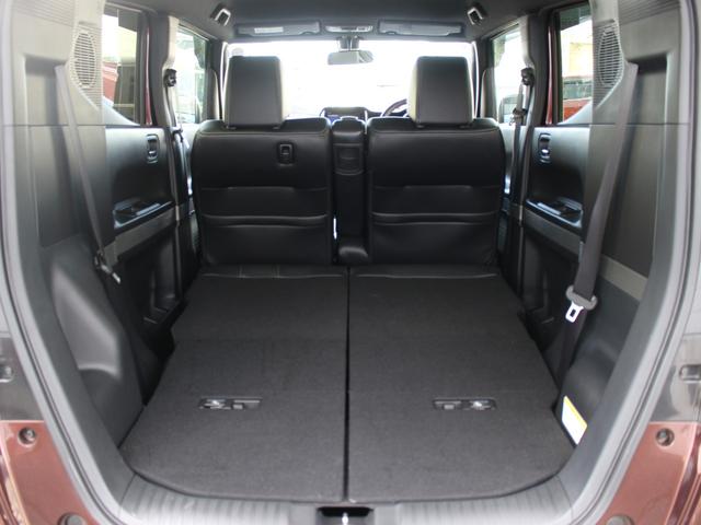簡単に収納できる後部座席！大空間が出現します！シートアレンジが多彩な点も特徴です！レジャー用品も積み込めます！