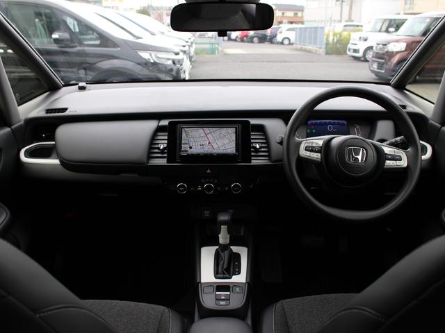 フィット ホーム　レンタアップ　禁煙　パイオニアナビ　バックカメラ　ＥＴＣ　ホンダセンシング　スマートキー２個　Ｂｌｕｅｔｏｏｔｈ　コーナーセンサー　電子パーキング＆ブレーキホールド　ＬＥＤヘッド　衝突軽減　横滑防止（8枚目）