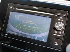 リアカメラが装備されており、後方の安全確認はもちろんのこと狭い場所での駐車や雨の日・夜間など視界の悪いコンディションでのストレスの軽減にもなります！ 4