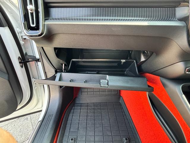 ＸＣ４０ Ｔ５　ＡＷＤ　Ｒデザイン　禁煙車　パノラマガラスルーフ　ハーマンカードンプレミアムサウンド　衝突回避　アダプティブクルーズコントロール　　　純正ＨＤＤナビ　全方位カメラ　フルセグ　ハーフレザー　パワーシート　前後シートヒーター（33枚目）