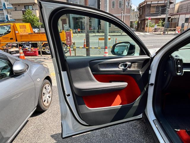 ＸＣ４０ Ｔ５　ＡＷＤ　Ｒデザイン　禁煙車　パノラマガラスルーフ　ハーマンカードンプレミアムサウンド　衝突回避　アダプティブクルーズコントロール　　　純正ＨＤＤナビ　全方位カメラ　フルセグ　ハーフレザー　パワーシート　前後シートヒーター（40枚目）