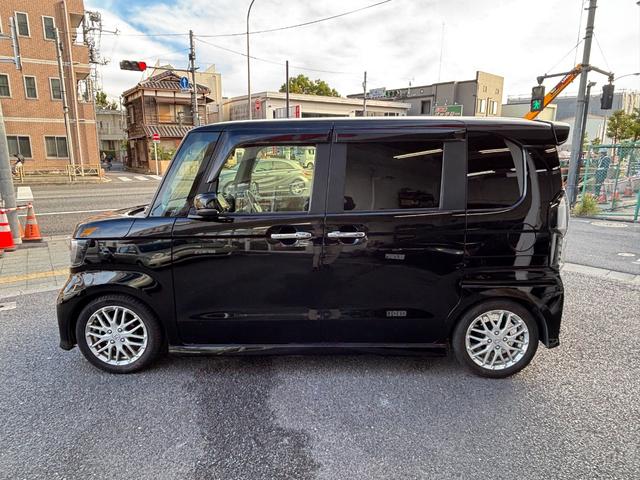 Ｎ－ＢＯＸカスタム Ｌターボ　ホンダセンシング　衝突軽減ブレーキ　誤発進抑制　後方誤発進抑制　歩行者事故低減ステアリング　アダプティブクルコン　標識認識機能　オートハイビーム　社外メモリーナビ　Ｂカメラ　両側パワスラ　ローダウン（11枚目）