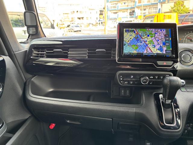 Ｎ－ＢＯＸカスタム Ｌターボ　ホンダセンシング　衝突軽減ブレーキ　誤発進抑制　後方誤発進抑制　歩行者事故低減ステアリング　アダプティブクルコン　標識認識機能　オートハイビーム　社外メモリーナビ　Ｂカメラ　両側パワスラ　ローダウン（29枚目）