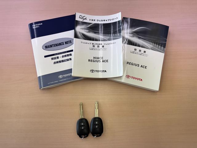 レジアスエースバン ロングＤＸ　ウェルキャブＣタイプ車椅子仕様車　車椅子固定装置１基　オートステップ　純正オーディオ　リアクーラー　乗車定員１０名　スペアキー有（3枚目）