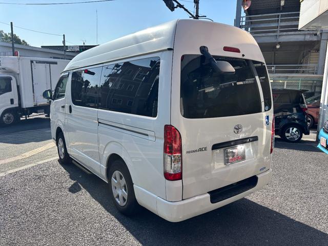 レジアスエースバン ロングＤＸ　ウェルキャブＣタイプ車椅子仕様車　車椅子固定装置１基　オートステップ　純正オーディオ　リアクーラー　乗車定員１０名　スペアキー有（9枚目）