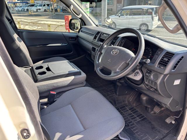 レジアスエースバン ロングＤＸ　ウェルキャブＣタイプ車椅子仕様車　車椅子固定装置１基　オートステップ　純正オーディオ　リアクーラー　乗車定員１０名　スペアキー有（11枚目）