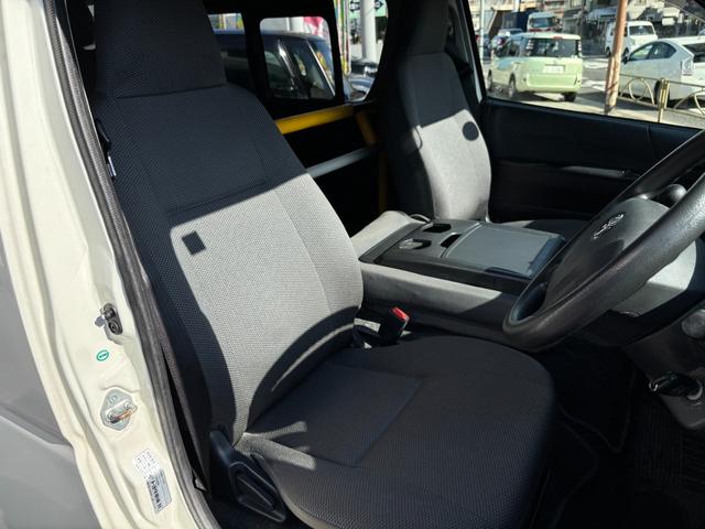 レジアスエースバン ロングＤＸ　ウェルキャブＣタイプ車椅子仕様車　車椅子固定装置１基　オートステップ　純正オーディオ　リアクーラー　乗車定員１０名　スペアキー有（12枚目）