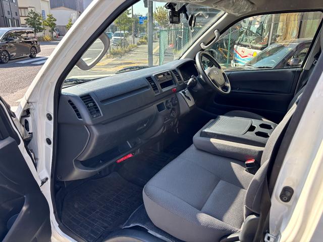 レジアスエースバン ロングＤＸ　ウェルキャブＣタイプ車椅子仕様車　車椅子固定装置１基　オートステップ　純正オーディオ　リアクーラー　乗車定員１０名　スペアキー有（13枚目）