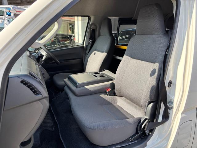 レジアスエースバン ロングＤＸ　ウェルキャブＣタイプ車椅子仕様車　車椅子固定装置１基　オートステップ　純正オーディオ　リアクーラー　乗車定員１０名　スペアキー有（14枚目）