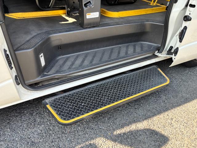レジアスエースバン ロングＤＸ　ウェルキャブＣタイプ車椅子仕様車　車椅子固定装置１基　オートステップ　純正オーディオ　リアクーラー　乗車定員１０名　スペアキー有（20枚目）