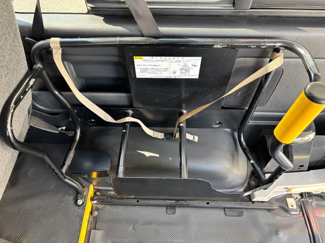 レジアスエースバン ロングＤＸ　ウェルキャブＣタイプ車椅子仕様車　車椅子固定装置１基　オートステップ　純正オーディオ　リアクーラー　乗車定員１０名　スペアキー有（28枚目）