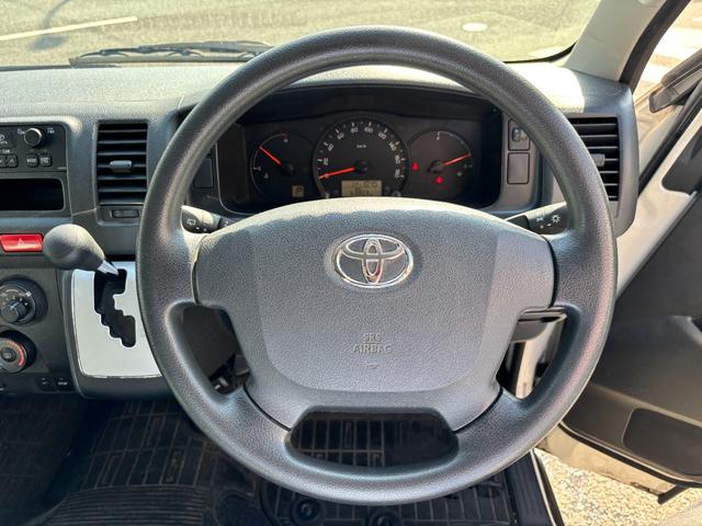 レジアスエースバン ロングＤＸ　ウェルキャブＣタイプ車椅子仕様車　車椅子固定装置１基　オートステップ　純正オーディオ　リアクーラー　乗車定員１０名　スペアキー有（30枚目）