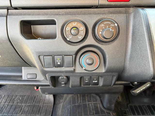 レジアスエースバン ロングＤＸ　ウェルキャブＣタイプ車椅子仕様車　車椅子固定装置１基　オートステップ　純正オーディオ　リアクーラー　乗車定員１０名　スペアキー有（36枚目）