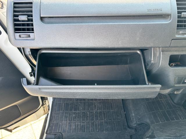 レジアスエースバン ロングＤＸ　ウェルキャブＣタイプ車椅子仕様車　車椅子固定装置１基　オートステップ　純正オーディオ　リアクーラー　乗車定員１０名　スペアキー有（40枚目）