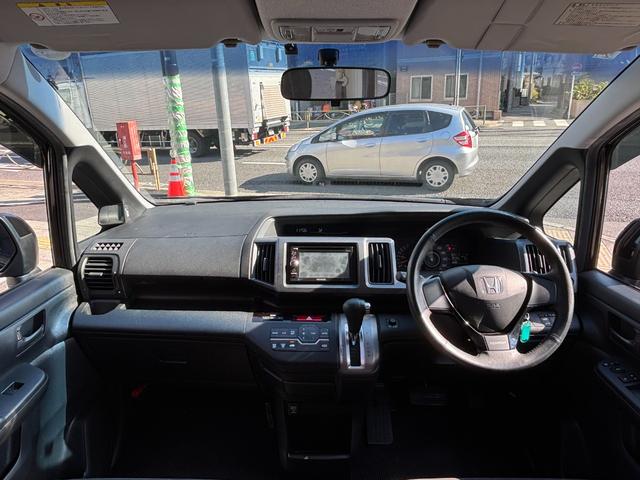 ステップワゴンスパーダ Ｓ　片側電動スライドドア　パドルシフト　ＨＩＤヘッドライト　革巻きステアリング　純正１６インチアルミ　ＥＴＣ　キーレス　車両ナビ取扱説明書（3枚目）