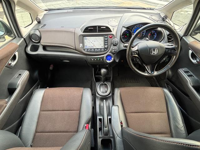 フィットシャトルハイブリッド ハイブリッド・スマートセレクション　助手席回転シート　ハーフレザー　スマートキー２個　Ｈ２５年からＲ７年ディーラー記録簿　純正メモリーナビ　バックカメラ　ＣＤ／ＤＶＤ再生可　ワンセグＴＶ　ＥＴＣ　ノーマルクルコン　ＨＩＤオートライト（2枚目）