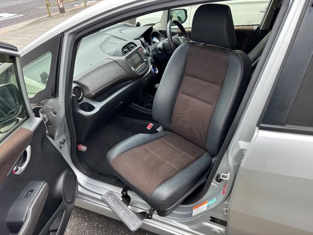 フィットシャトルハイブリッド ハイブリッド・スマートセレクション　助手席回転シート　ハーフレザー　スマートキー２個　Ｈ２５年からＲ７年ディーラー記録簿　純正メモリーナビ　バックカメラ　ＣＤ／ＤＶＤ再生可　ワンセグＴＶ　ＥＴＣ　ノーマルクルコン　ＨＩＤオートライト（4枚目）