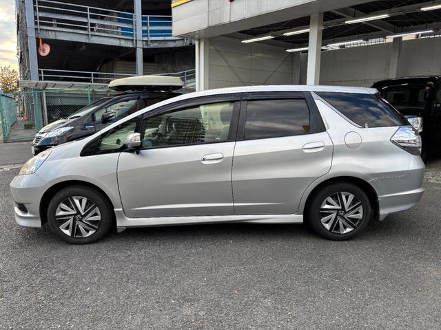 フィットシャトルハイブリッド ハイブリッド・スマートセレクション　助手席回転シート　ハーフレザー　スマートキー２個　Ｈ２５年からＲ７年ディーラー記録簿　純正メモリーナビ　バックカメラ　ＣＤ／ＤＶＤ再生可　ワンセグＴＶ　ＥＴＣ　ノーマルクルコン　ＨＩＤオートライト（12枚目）