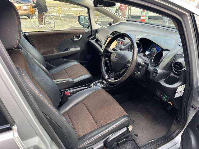 フィットシャトルハイブリッド ハイブリッド・スマートセレクション　助手席回転シート　ハーフレザー　スマートキー２個　Ｈ２５年からＲ７年ディーラー記録簿　純正メモリーナビ　バックカメラ　ＣＤ／ＤＶＤ再生可　ワンセグＴＶ　ＥＴＣ　ノーマルクルコン　ＨＩＤオートライト（14枚目）