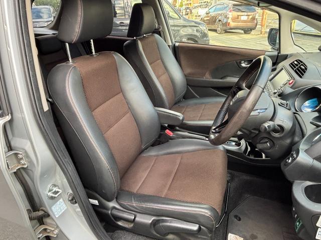 フィットシャトルハイブリッド ハイブリッド・スマートセレクション　助手席回転シート　ハーフレザー　スマートキー２個　Ｈ２５年からＲ７年ディーラー記録簿　純正メモリーナビ　バックカメラ　ＣＤ／ＤＶＤ再生可　ワンセグＴＶ　ＥＴＣ　ノーマルクルコン　ＨＩＤオートライト（15枚目）