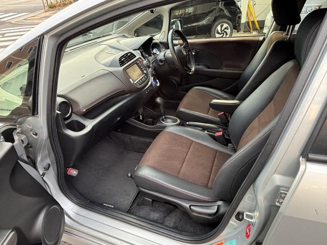 フィットシャトルハイブリッド ハイブリッド・スマートセレクション　助手席回転シート　ハーフレザー　スマートキー２個　Ｈ２５年からＲ７年ディーラー記録簿　純正メモリーナビ　バックカメラ　ＣＤ／ＤＶＤ再生可　ワンセグＴＶ　ＥＴＣ　ノーマルクルコン　ＨＩＤオートライト（16枚目）