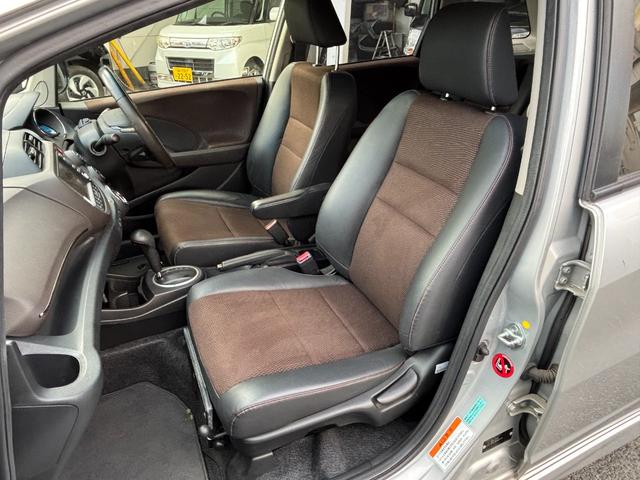 フィットシャトルハイブリッド ハイブリッド・スマートセレクション　助手席回転シート　ハーフレザー　スマートキー２個　Ｈ２５年からＲ７年ディーラー記録簿　純正メモリーナビ　バックカメラ　ＣＤ／ＤＶＤ再生可　ワンセグＴＶ　ＥＴＣ　ノーマルクルコン　ＨＩＤオートライト（17枚目）