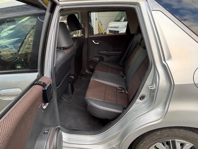 フィットシャトルハイブリッド ハイブリッド・スマートセレクション　助手席回転シート　ハーフレザー　スマートキー２個　Ｈ２５年からＲ７年ディーラー記録簿　純正メモリーナビ　バックカメラ　ＣＤ／ＤＶＤ再生可　ワンセグＴＶ　ＥＴＣ　ノーマルクルコン　ＨＩＤオートライト（18枚目）