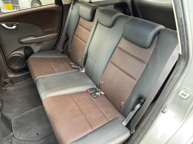 フィットシャトルハイブリッド ハイブリッド・スマートセレクション　助手席回転シート　ハーフレザー　スマートキー２個　Ｈ２５年からＲ７年ディーラー記録簿　純正メモリーナビ　バックカメラ　ＣＤ／ＤＶＤ再生可　ワンセグＴＶ　ＥＴＣ　ノーマルクルコン　ＨＩＤオートライト（19枚目）