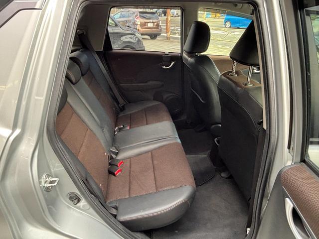 フィットシャトルハイブリッド ハイブリッド・スマートセレクション　助手席回転シート　ハーフレザー　スマートキー２個　Ｈ２５年からＲ７年ディーラー記録簿　純正メモリーナビ　バックカメラ　ＣＤ／ＤＶＤ再生可　ワンセグＴＶ　ＥＴＣ　ノーマルクルコン　ＨＩＤオートライト（20枚目）