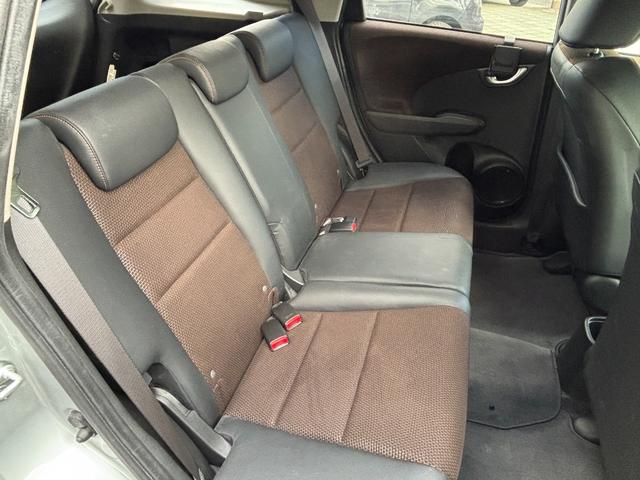 フィットシャトルハイブリッド ハイブリッド・スマートセレクション　助手席回転シート　ハーフレザー　スマートキー２個　Ｈ２５年からＲ７年ディーラー記録簿　純正メモリーナビ　バックカメラ　ＣＤ／ＤＶＤ再生可　ワンセグＴＶ　ＥＴＣ　ノーマルクルコン　ＨＩＤオートライト（21枚目）