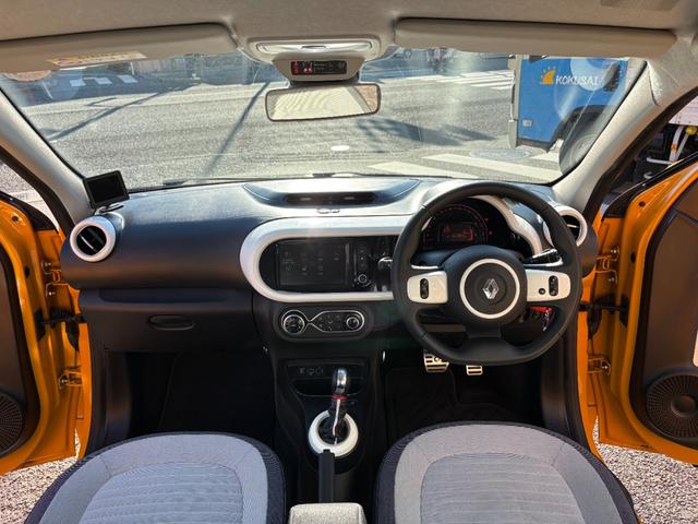 トゥインゴ ＥＤＣ　ワンオーナー　Ａｐｐｌｅ　ＣａｒＰｌａｙ＆Ａｎｄｒｏｉｄ　Ａｕｔｏ対応　ディスプレイオーディオ　バックカメラ　障害物ソナー　オートライト　スタッドレスタイヤあり　キーレス２個　取扱説明書　禁煙車（2枚目）