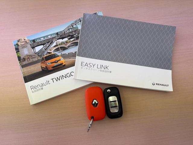トゥインゴ ＥＤＣ　ワンオーナー　Ａｐｐｌｅ　ＣａｒＰｌａｙ＆Ａｎｄｒｏｉｄ　Ａｕｔｏ対応　ディスプレイオーディオ　バックカメラ　障害物ソナー　オートライト　スタッドレスタイヤあり　キーレス２個　取扱説明書　禁煙車（3枚目）