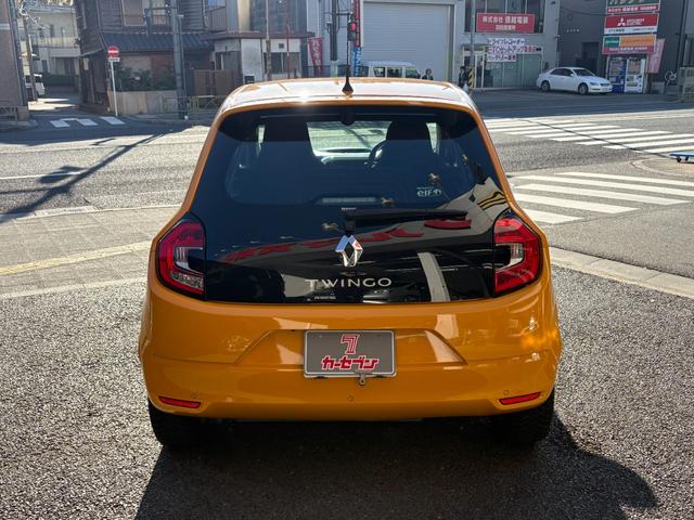 トゥインゴ ＥＤＣ　ワンオーナー　Ａｐｐｌｅ　ＣａｒＰｌａｙ＆Ａｎｄｒｏｉｄ　Ａｕｔｏ対応　ディスプレイオーディオ　バックカメラ　障害物ソナー　オートライト　スタッドレスタイヤあり　キーレス２個　取扱説明書　禁煙車（10枚目）