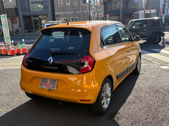 トゥインゴ ＥＤＣ　ワンオーナー　Ａｐｐｌｅ　ＣａｒＰｌａｙ＆Ａｎｄｒｏｉｄ　Ａｕｔｏ対応　ディスプレイオーディオ　バックカメラ　障害物ソナー　オートライト　スタッドレスタイヤあり　キーレス２個　取扱説明書　禁煙車（11枚目）