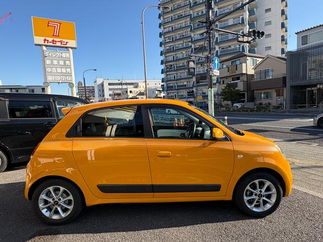 トゥインゴ ＥＤＣ　ワンオーナー　Ａｐｐｌｅ　ＣａｒＰｌａｙ＆Ａｎｄｒｏｉｄ　Ａｕｔｏ対応　ディスプレイオーディオ　バックカメラ　障害物ソナー　オートライト　スタッドレスタイヤあり　キーレス２個　取扱説明書　禁煙車（12枚目）